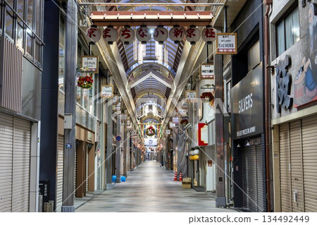 Early morning Shinkyogoku Shopping Street, from Shijo Street, Kyoto City, Kyoto Prefecture 134492449
