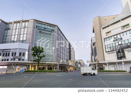清晨，京都府京都市四條河原町十字路口 134492452