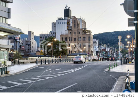 Shijo Bridge in the early morning, sunrise, Kyoto City, Kyoto Prefecture 134492455