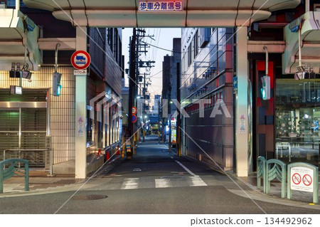 An alley seen from Shijo Street in the early morning, Sakaimachi Street, Kyoto City, Kyoto Prefecture 134492962