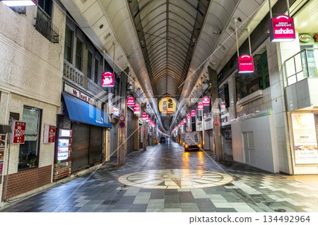 Early morning Teramachi Kyogoku Shopping Street, seen from Shijo Street, Kyoto City, Kyoto Prefecture Early morning Teramachi Kyogoku Shopping Street, seen from Shijo Street, Kyoto City, Kyoto Prefecture 134492964