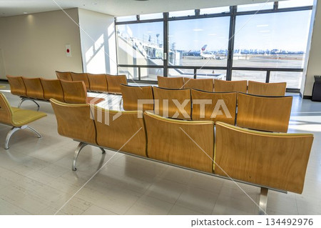 機場風景 無人值守出發大廳長凳 大阪（伊丹）機場 134492976