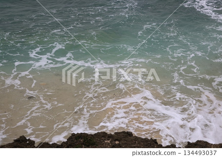 暴風雨天海面上的巨浪 134493037