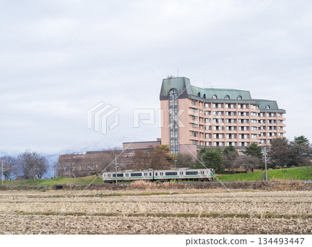 [Yamagata Line] A local train running through the winter countryside 134493447
