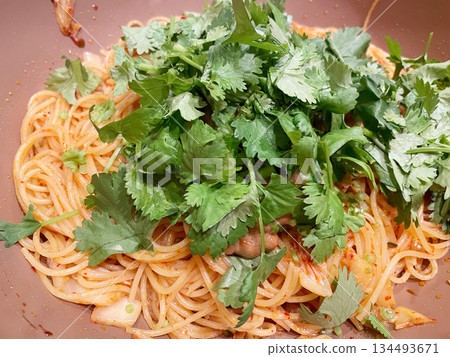 納豆、泡菜和香菜意麵:一道融合了發酵食品的獨特義大利麵。 納豆、泡菜和香菜意麵:一道融合了發酵食品的獨特義大利麵。 134493671
