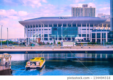 日本橫濱城市景觀，包括K Arena和即將出發的海上巴士。邁向新時代…= 19世紀 134494318