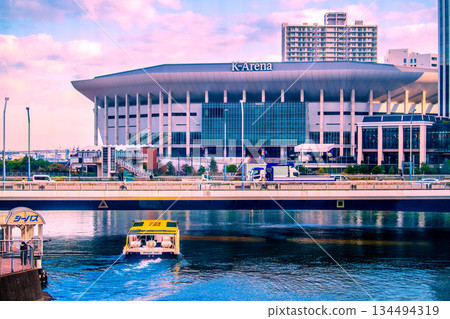 日本橫濱城市景觀，包括K Arena和即將出發的海上巴士。邁向新時代…= 19世紀 134494319