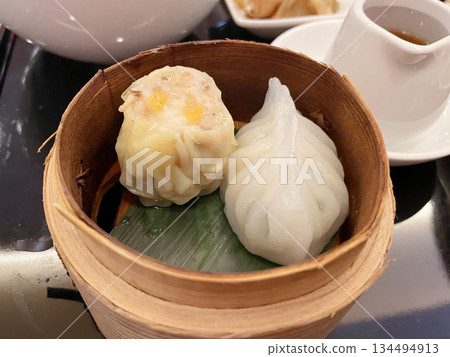 韭菜餃子和港式燒賣:一盤中式點心 韭菜餃子和港式燒賣:一盤中式點心 134494913