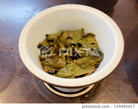 High Mountain Golden Oolong Tea: Oolong tea brewed with high-quality tea leaves from Taiwan. High Mountain Golden Oolong Tea: Oolong tea brewed with high-quality tea leaves from Taiwan. 134495057