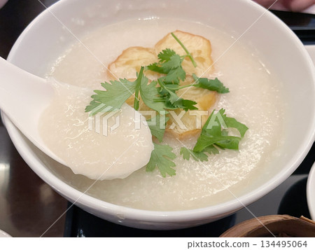 豆漿粥:一種用豆漿製成的健康中式粥。 豆漿粥:一種用豆漿製成的健康中式粥。 134495064