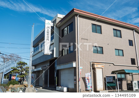 JA大阪中川內三宅分行的外觀建築和招牌，該分行位於大阪府松原市，是當地的金融和農業中心（橫向構圖）。 134495109