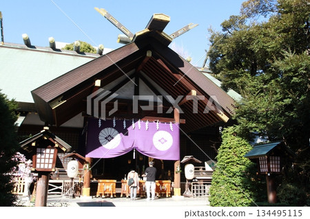 The worship hall of Tokyo Daijingu Shrine in Chiyoda Ward, Tokyo 134495115