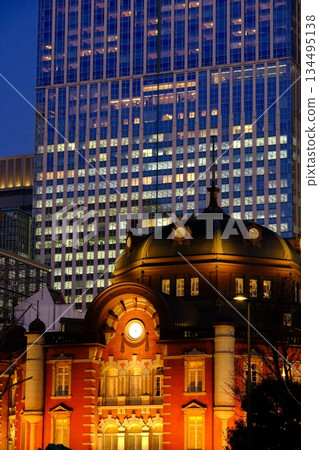 東京站丸之內地區冬季燈光秀美輪美奐。 134495138