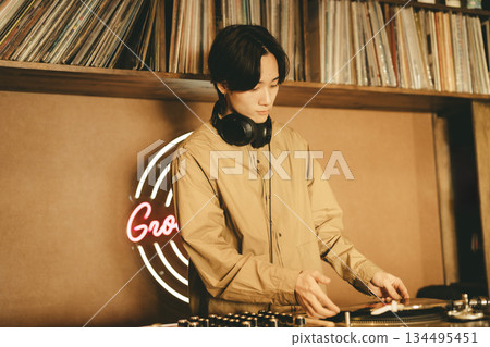 年輕男DJ 134495451