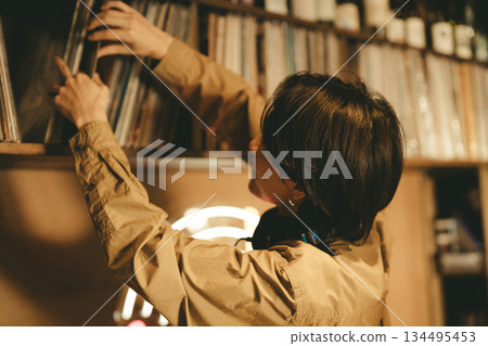 年輕男DJ 134495453