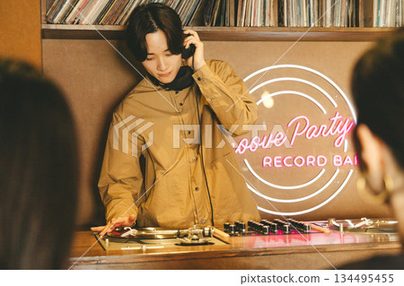 年輕男DJ 134495455