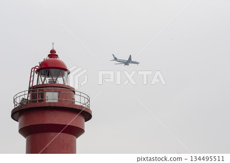 若洲海濱公園的小紅燈塔和客機 134495511