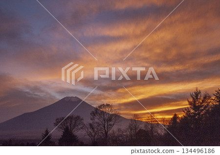 富士山和將天空染成深紅色的日落 富士山和將天空染成深紅色的日落 134496186