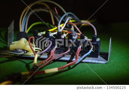 Active sparking in the terminal block indicates overheating and damage to the contacts. Active sparking in the terminal block indicates overheating and damage to the contacts. 134500225