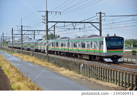 JR東日本E233系、3000系E-05號列車(Kozu)在岡部至深谷之間的高崎線運行。 JR東日本E233系、3000系E-05號列車(Kozu)在岡部至深谷之間的高崎線運行。 134500451