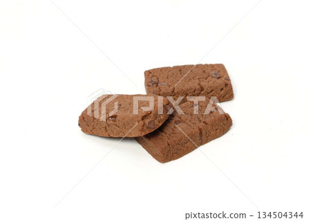白色背景下的巧克力布朗尼 134504344