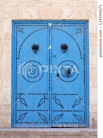 medieval door, old door 134504871
