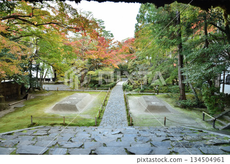 從三門眺望法然院花園和白沙台(京都市左京區) 從三門眺望法然院花園和白沙台(京都市左京區) 134504961