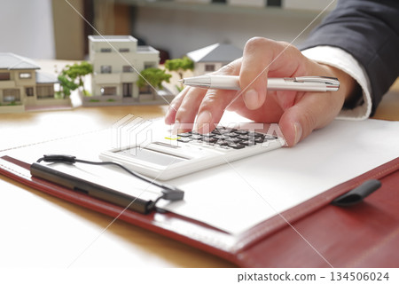 Image of a meeting to plan financing for a new home Image of a meeting to plan financing for a new home 134506024