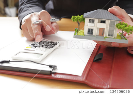 Image of a meeting to plan financing for a new home 134506026