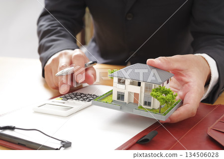 Image of a meeting to plan financing for a new home 134506028
