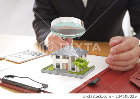房地產商人正在查看房屋 134506029