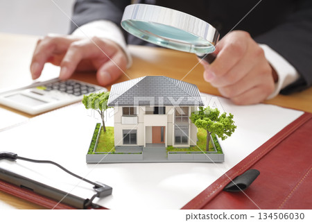 房地產商人正在查看房屋 134506030