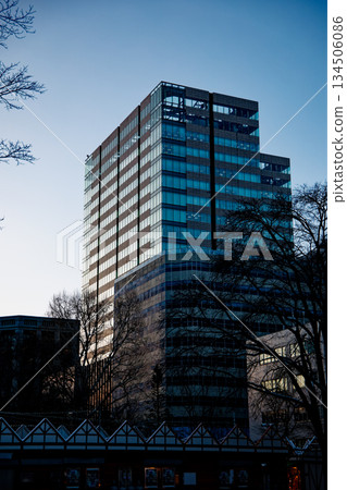 陽光明媚的冬日，辦公區 134506086