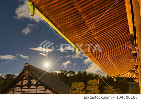 深秋時節，京都府京都市東福寺，滿月高懸，寺內殿宇風光旖旎。 134506165