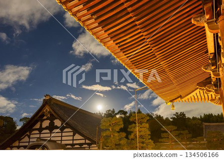 深秋時節，京都府京都市東福寺，滿月高懸，寺內殿宇風光旖旎。 134506166