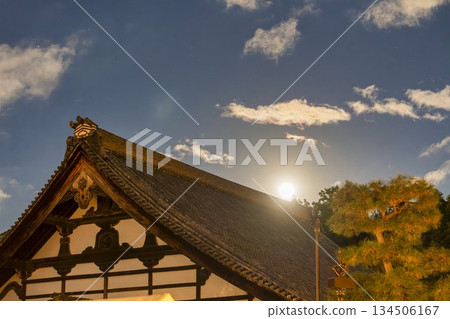 深秋時節，京都府京都市東福寺，滿月高懸，寺內殿宇風光旖旎。 134506167