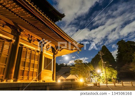 秋末時分，京都府京都市東福寺燈火輝煌的主殿。 134506168