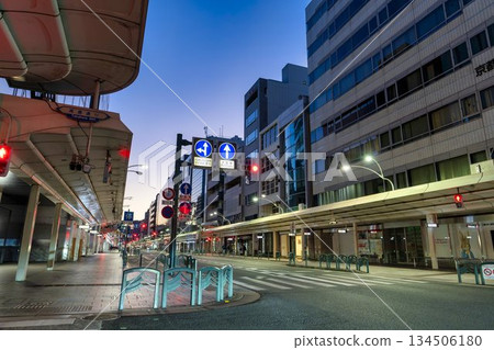 清晨的京都府京都市四條商店街 清晨的京都府京都市四條商店街 134506180