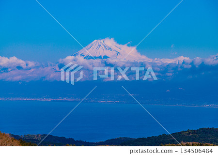 [Shizuoka Prefecture] Mount Fuji as seen from the snow-covered Izu Darumayama Plateau 134506484