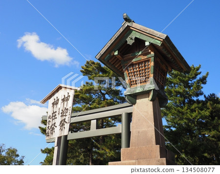 In front of the main gate of Izumo Taisha Shrine 134508077