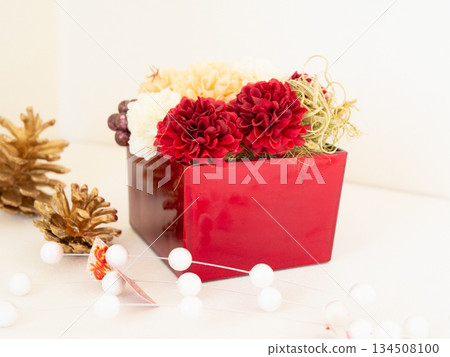 New Year's red and gold flower arrangement New Year's red and gold flower arrangement 134508100