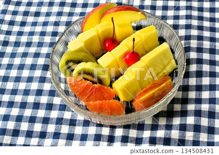 Pineapple platter 134508431