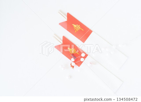 裝在紅白筷袋裡的慶祝筷子和新年裝飾品 裝在紅白筷袋裡的慶祝筷子和新年裝飾品 134508472