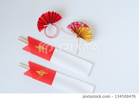 裝在紅白筷袋裡的慶祝筷子和新年裝飾品 裝在紅白筷袋裡的慶祝筷子和新年裝飾品 134508476