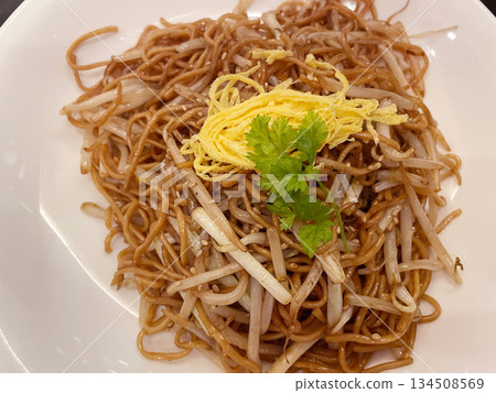 Yellow Chive Fried Noodles: Stir-fried noodles made with fragrant yellow chives. Yellow Chive Fried Noodles: Stir-fried noodles made with fragrant yellow chives. 134508569