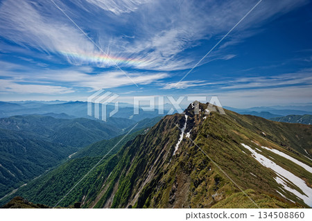 初夏時節,從一之倉山眺望谷川山和五彩繽紛的雲朵。 初夏時節,從一之倉山眺望谷川山和五彩繽紛的雲朵。 134508860