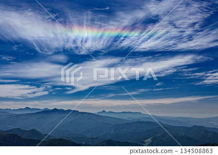 Rainbow clouds seen from the ridgeline of the Tanigawa mountain range and Ichinokura-dake, and the mountain ranges of Joshu Hotaka-san, Nikko-Shirane-san, and Kokai-san Rainbow clouds seen from the ridgeline of the Tanigawa mountain range and Ichinokura-dake, and the mountain ranges of Joshu Hotaka-san, Nikko-Shirane-san, and Kokai-san 134508863