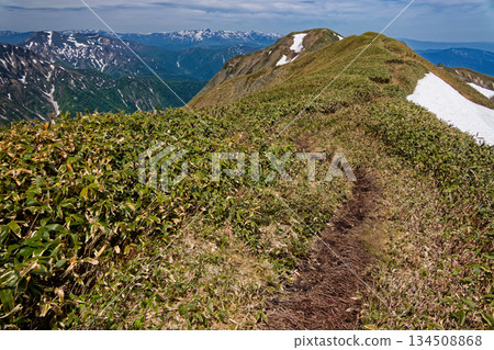 從谷川山脈一之倉山的橫切步道上,可以眺望到木倉山和苗場山,以及上越邊界山脊。 從谷川山脈一之倉山的橫切步道上,可以眺望到木倉山和苗場山,以及上越邊界山脊。 134508868