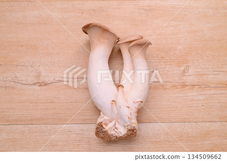 食材中用到了一顆巨大的杏鮑菇。它非常大。 134509662