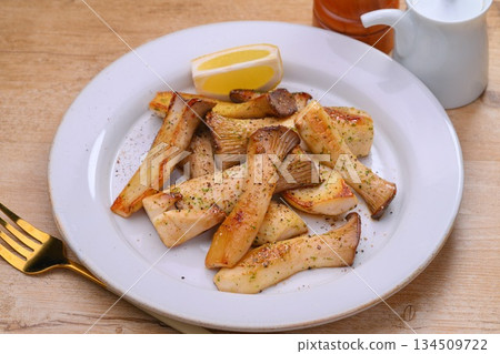 Easy recipes: butter-sauteed king oyster mushrooms and king oyster mushroom steak. 134509722